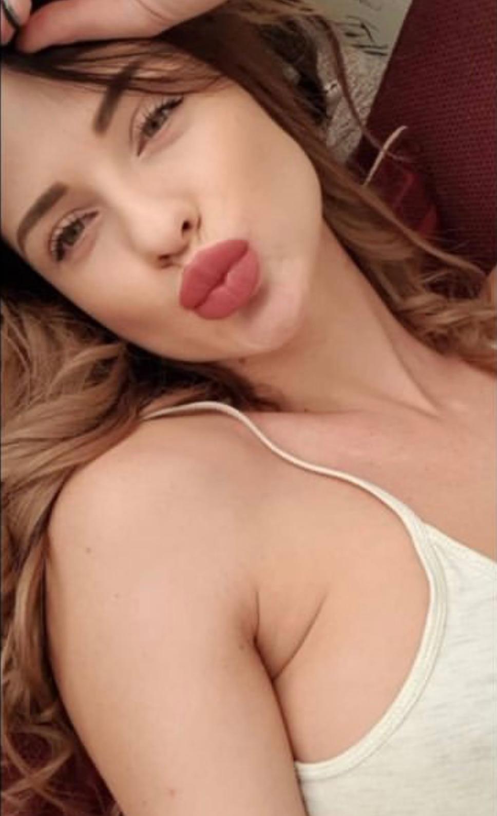 עיסוי באווירה ביתית רגועה 